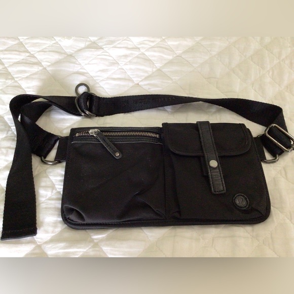 Lululemon Athletica Nylon Leather Trim Zip Cross Body Hip Bag Fanny Travel - Picture 2 of 8